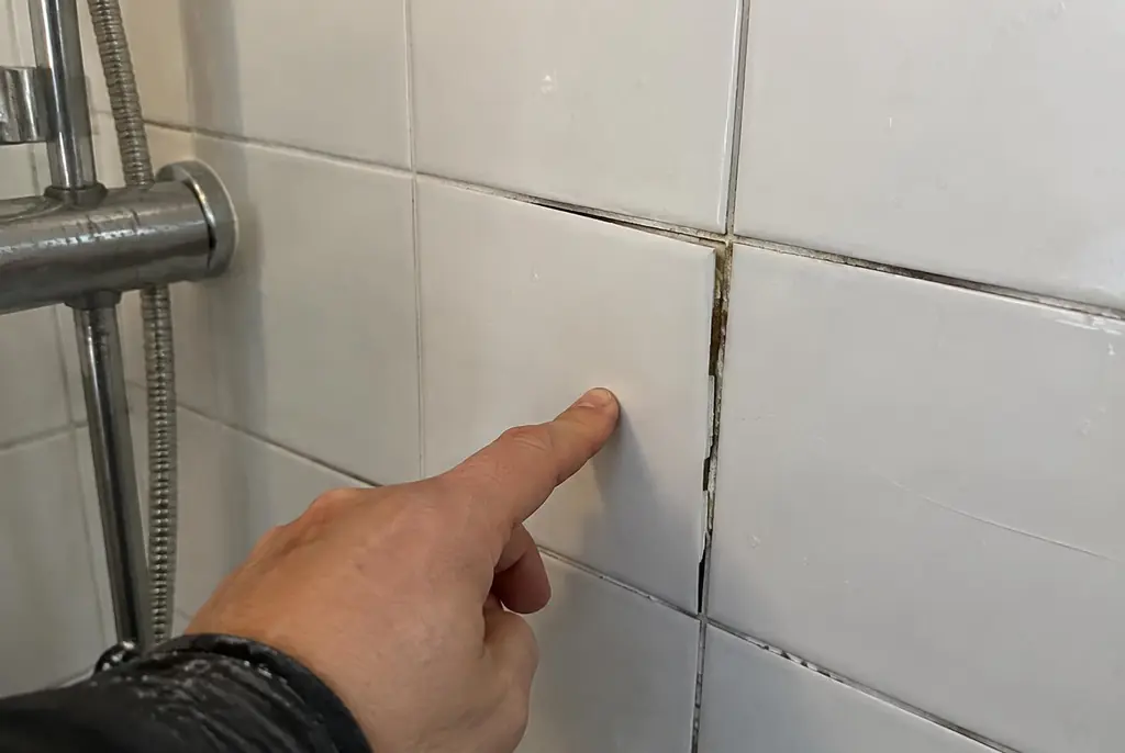 Lekdetectie Utrecht – losse, holle badkamertegels door een lekkage