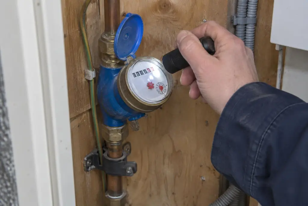 Lekdetectie Utrecht – watermeter in de meterkast controleren met een zaklamp